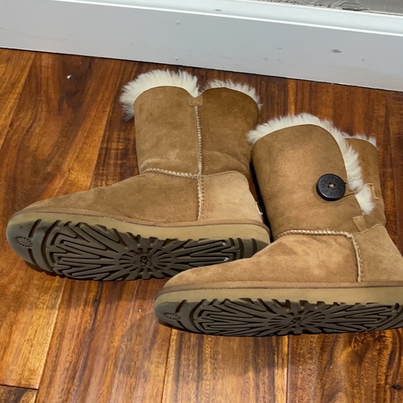 Women’s UGG Winter Boots - Picture 3 of 3